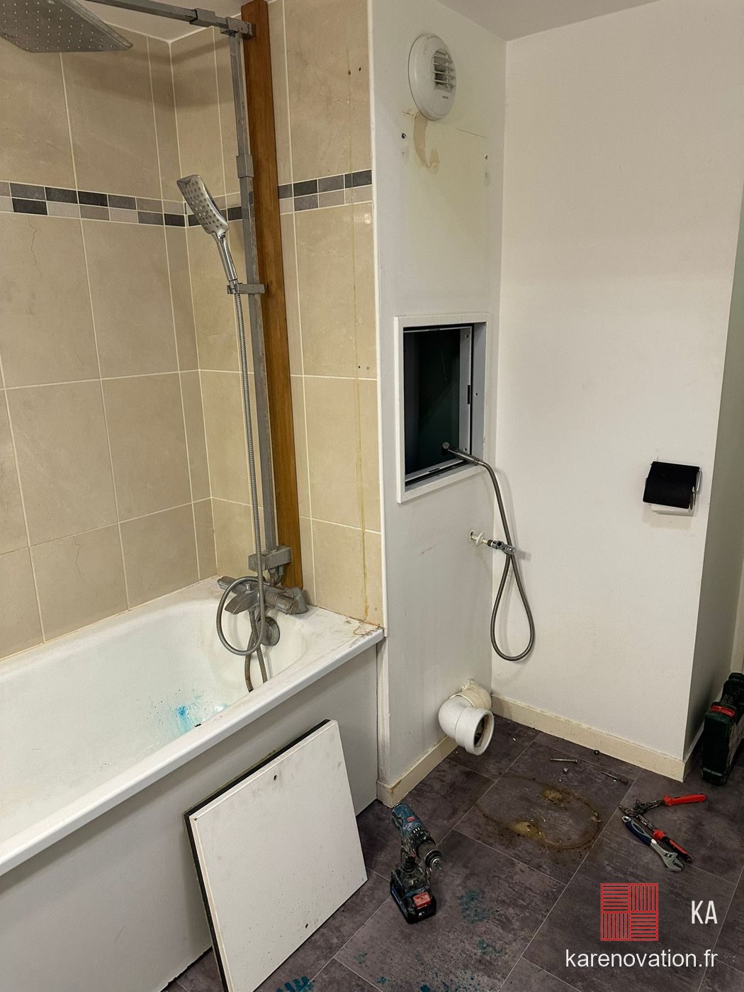 Ancienne salle de bain avec baignoire, pendant la dépose