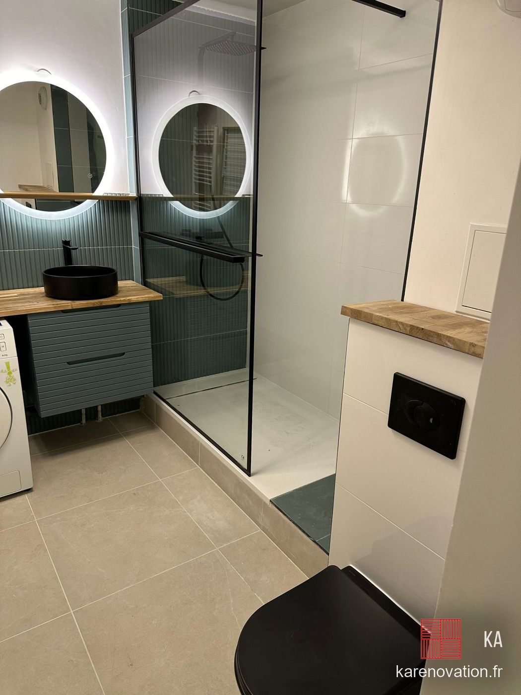 Douche vitrée noire et miroirs ronds rétroéclairés