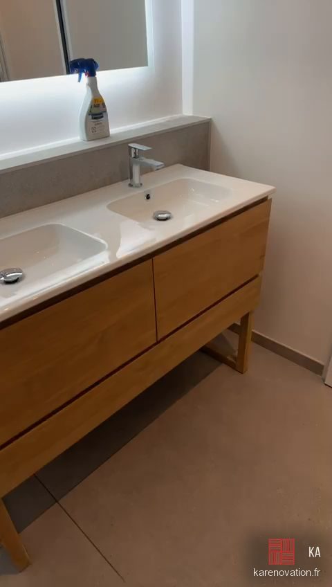 Meuble double vasque en bois sous les combles