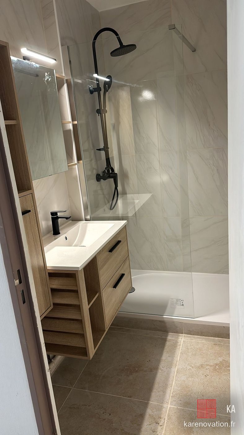 Douche à l'italienne effet marbre, robinetterie noire