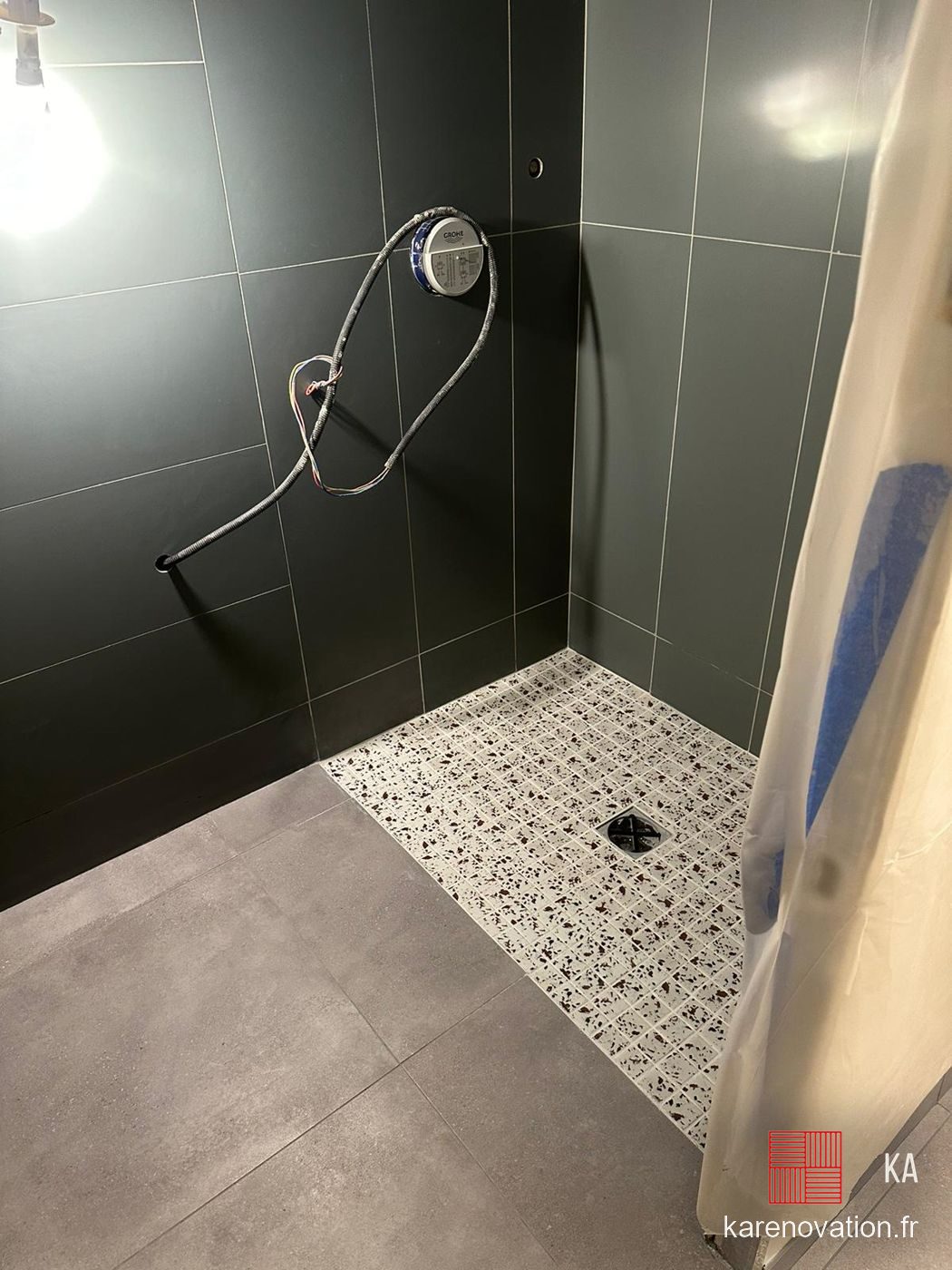 Douche à l'italienne, carrelage sombre et mosaïque