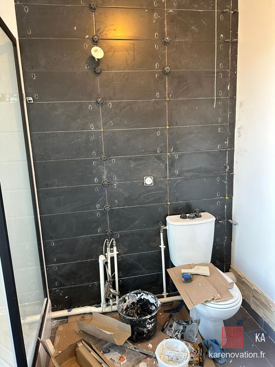Salle de bain avant les travaux, murs bruts et gravats